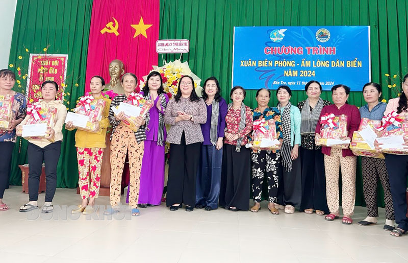 Đẩy mạnh hỗ trợ, hợp tác, liên kết sản xuất, kinh doanh Chủ tịch Ủy ban MTTQ Việt Nam tỉnh Nguyễn Thị Hồng Nhung cùng lãnh đạo Hội Nữ doanh nhân tỉnh trao quà cho người dân nghèo.