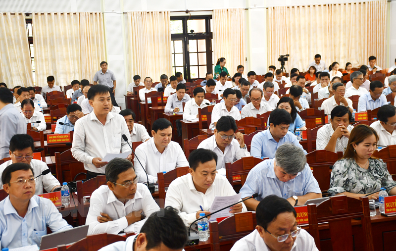 Thảo luận các giải phát phát triển kinh tế - xã hội trong quý II năm 2024  Bí thư Huyện ủy Mỏ Cày Nam Hà Quốc Cường phát biểu thảo luận. Ảnh: Hữu Hiệp