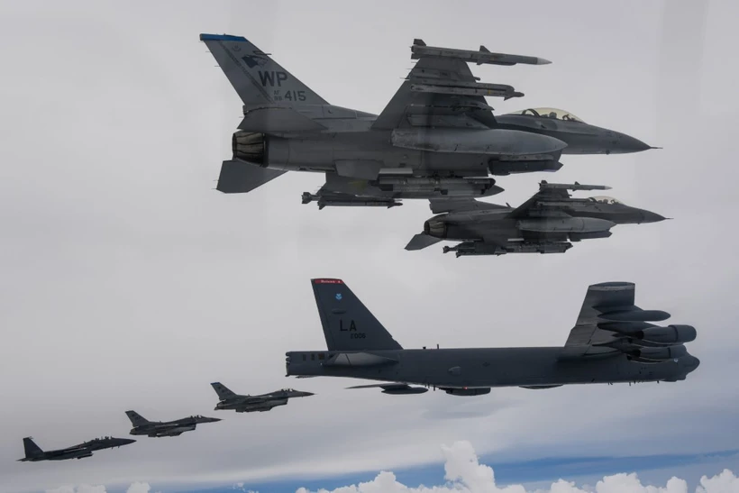 Máy bay ném bom chiến lược B-52H và máy bay phản lực F-16 của Mỹ tham gia cuộc tập trận không quân chung với tiêm kích F-15 của Hàn Quốc trên Bán đảo Triều Tiên, ngày 13-7-2023. (Ảnh: Yonhap/TTXVN)