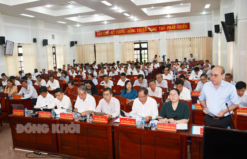 Bí thư Thành ủy Nguyễn Văn Tuấn phát biểu thảo luận.