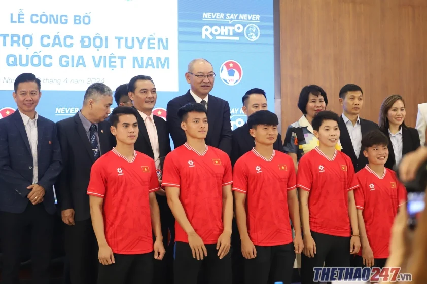 LĐBĐ Việt Nam chính thức công bố hợp đồng mới  Đại diện các đội tuyển Việt Nam góp mặt trong lễ công bố nhà tài trợ