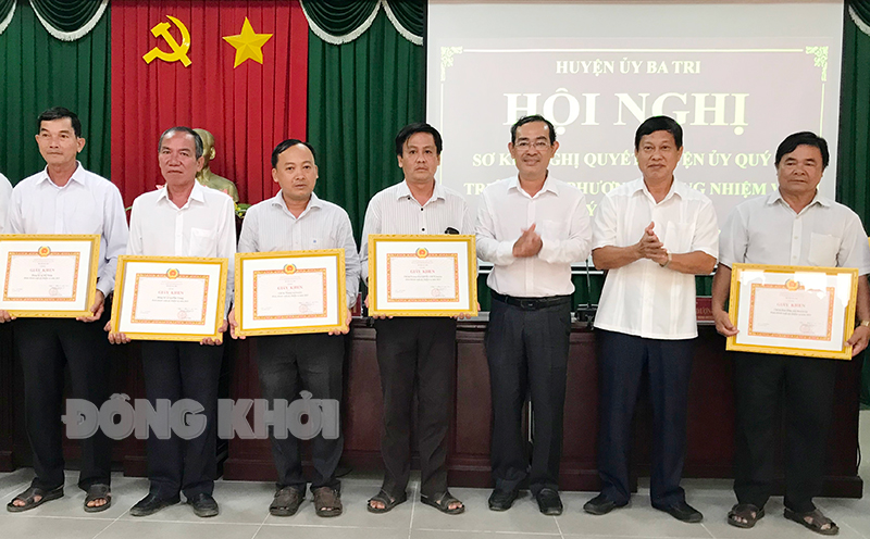 Khen thưởng các tổ chức cơ sở đảng “Hoàn thành xuất sắc nhiệm vụ” năm 2023.