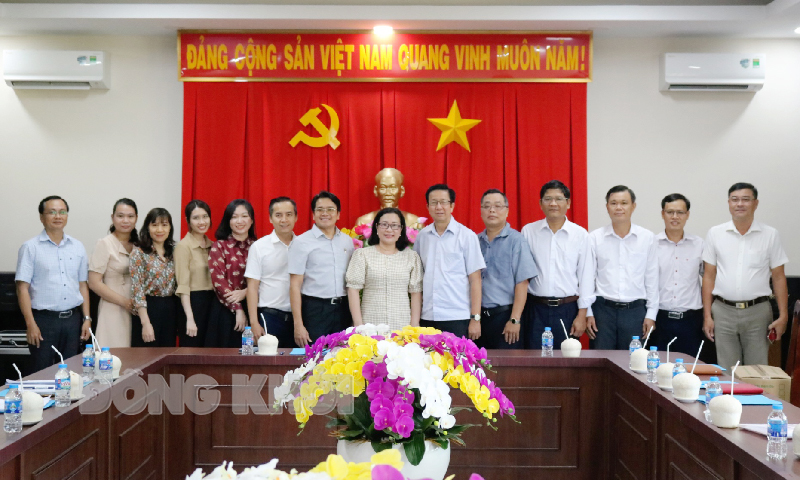 Ban Tuyên giáo Thành ủy TP. Hồ Chí Minh làm việc với Ban Tuyên giáo Tỉnh ủy Bến Tre Đoàn công tác Ban Tuyên giáo Thành uỷ TP. Hồ Chí Minh chụp ảnh lưu niệm cùng Ban Tuyên giáo Tỉnh uỷ Bến Tre.