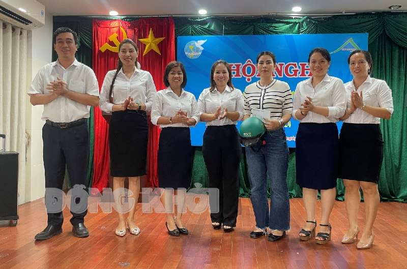 Sơ kết hoạt động quý I năm 2024 các chương trình dự án tài chính vi mô Trao giải nhất cho các thành viên vay vốn tham gia chuyển đổi số.