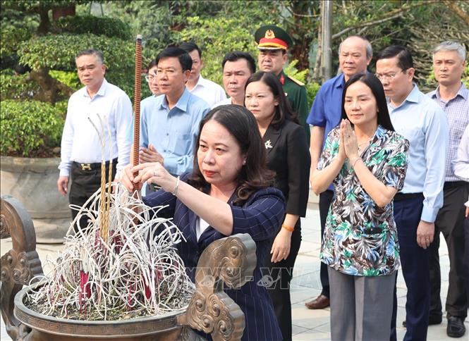 Quyền Chủ tịch nước Võ Thị Ánh Xuân dâng hương tưởng niệm Chủ tịch Hồ Chí Minh tại Khu di tích lịch sử Quốc gia đặc biệt ATK Định Hóa, tỉnh Thái Nguyên. Ảnh: Thống Nhất/TTXVN