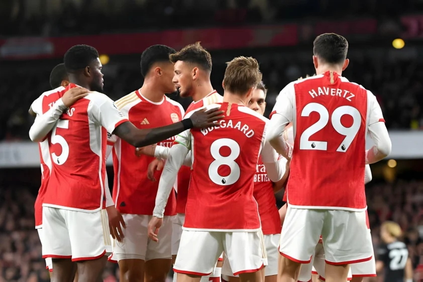 Arsenal đòi lại ngôi đầu Ngoại hạng Anh, Man City hạ đẹp Aston Villa trên thánh địa Etihad Arsenal kết thúc hiệp 1 với lợi thế dẫn trước 2 bàn. Ảnh: Getty
