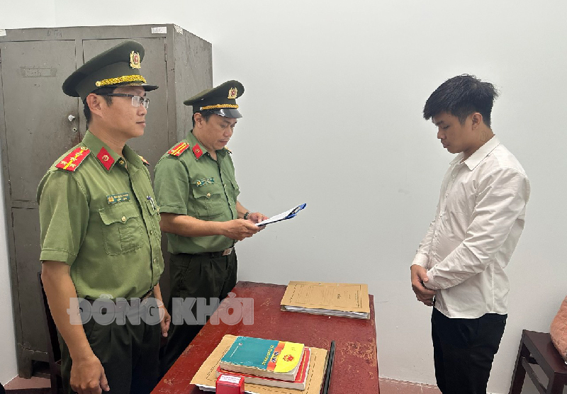 Khởi tố, bắt tạm giam nhiều đối tượng tàng trữ, lưu hành tiền giả Điều tra viên đọc quyết định khởi tố bị can đối với Nguyễn Hải Huy (ảnh trên) và Nguyễn Trương Ngọc Thanh.