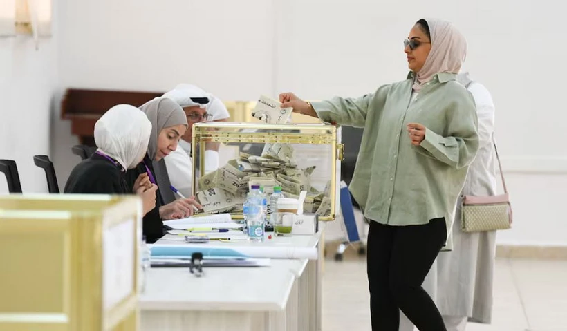 Kuwait tiến hành tổng tuyển cử đầu tiên dưới thời Quốc vương mới Các ứng cử viên giành được 10 vị trí hàng đầu ở mỗi khu vực sẽ giành được ghế trong quốc hội. (Nguồn: EPA)