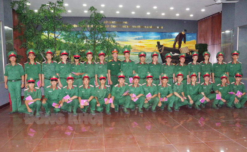 Phát huy truyền thống 60 năm Tiểu đoàn 516 anh hùng Cán bộ, chiến sĩ Đại đội 1, Tiểu đoàn 516 tham quan học tập tại Nhà truyền thống Lực lượng vũ trang tỉnh. Ảnh: Đặng Thạch
