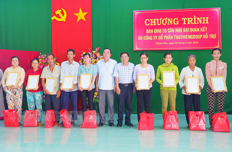 Tin hoạt động các huyện, thành phố ngày 5-4-2024 Trao quyết định và tặng quà cho các hộ dân. Ảnh: Minh Mừng