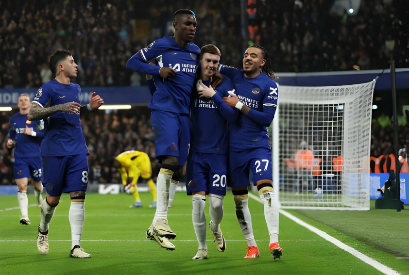 Bù giờ điên rồ, Chelsea giành chiến thắng kịch tính trước MU Cole Palmer đưa Chelsea vượt lên dẫn 2-0 từ sớm. Ảnh: Getty.