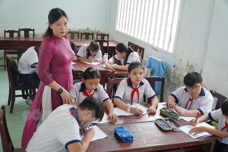 Tiết học môn Toán bằng tiếng Anh tại Trường THCS Trịnh Viết Bàng.