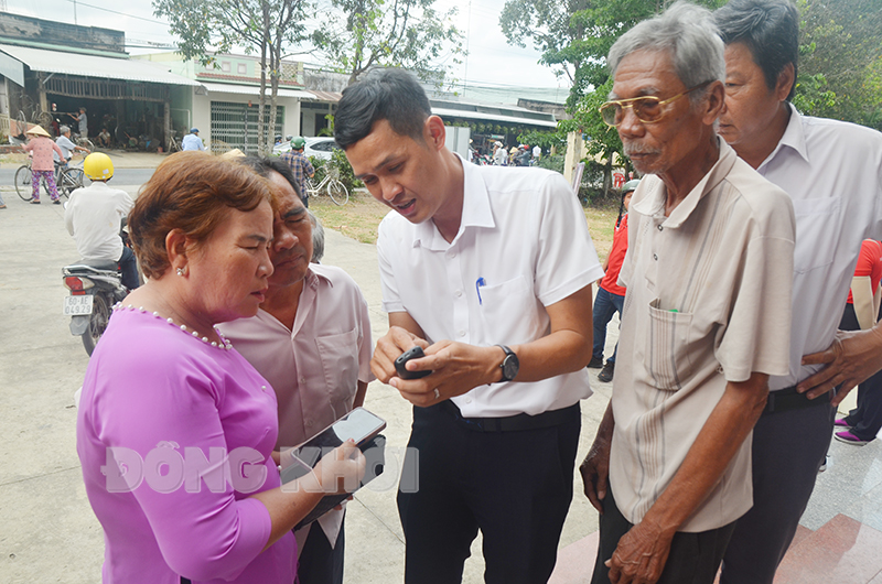 Viettel ra quân chiến dịch vận động chuyển đổi máy 2G lên máy 4G tại xã An Phú Trung Nhân viên Viettel hướng dẫn người dân cài đặt sóng 4G.