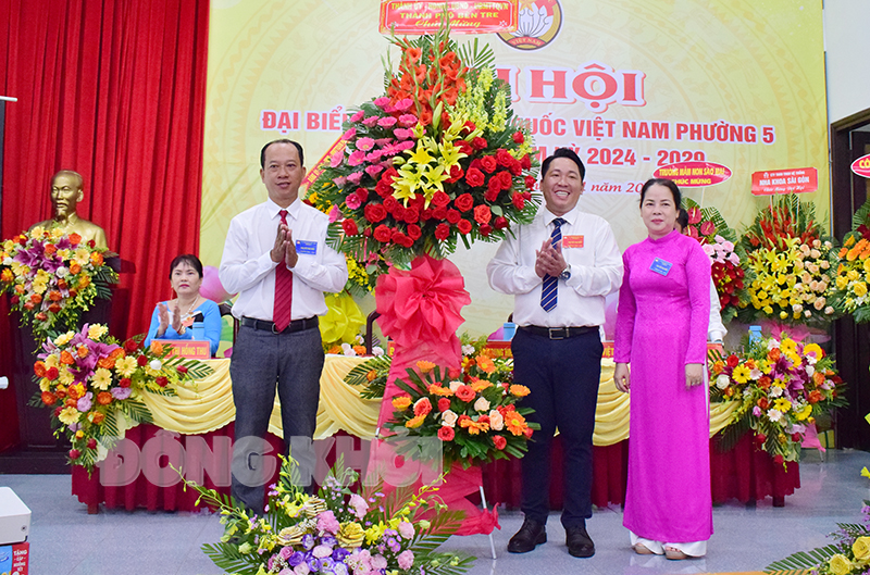 Lãnh đạo Ban Tuyên giáo Thành ủy và Ủy ban MTTQ Việt Nam thành phố trao lẵng hoa chúc mừng Đại hội đại biểu MTTQ Việt Nam Phường 5, đơn vị điểm của TP. Bến Tre.