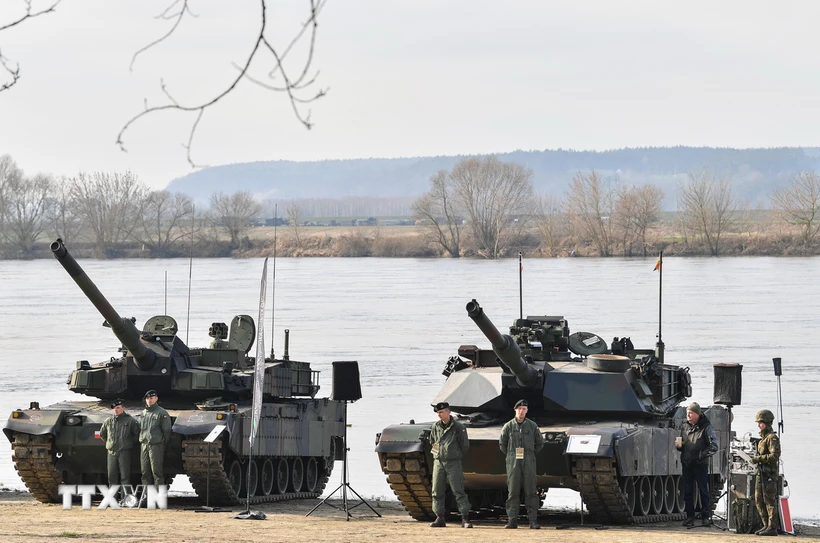 Các binh sỹ tham gia cuộc tập trận của NATO ở Korzeniewo, miền Bắc Ba Lan ngày 4-3. (Ảnh: PAP/TTXVN)