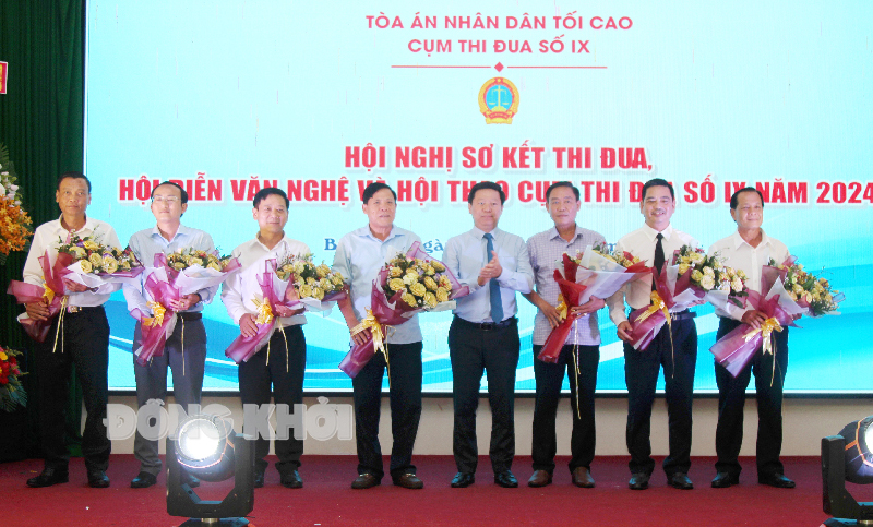 Phó bí thư Thường trực Tỉnh ủy Trần Thanh Lâm tặng hoa chúc mừng các đơn vị tham gia