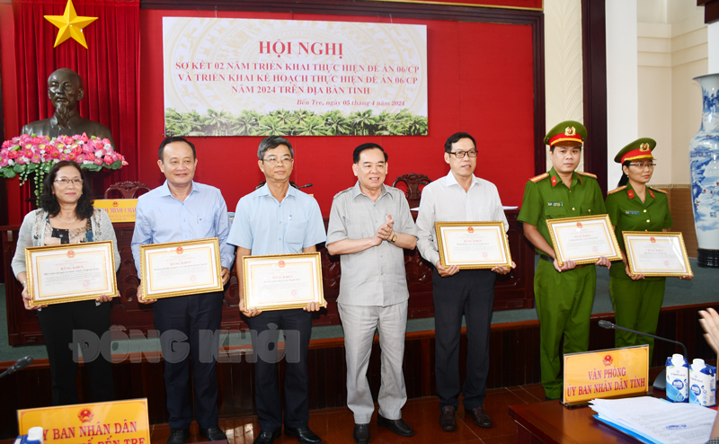 Chủ tịch UBND tỉnh Trần Ngọc Tam trao bằng khen của UBND tỉnh cho các tập thể tiêu biểu.