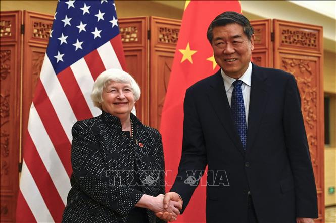 Bộ trưởng Tài chính Mỹ Janet Yellen (trái) hội kiến Phó Thủ tướng Trung Quốc Hà Lập Phong tại Quảng Châu, tỉnh Quảng Đông ngày 5-4-2024. Ảnh: AFP/TTXVN