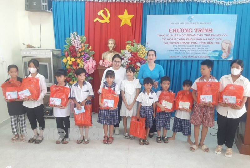Tin hoạt động các huyện, thành phố ngày 6-4-2024 Trao học bổng cho trẻ em mồ côi có hoàn cảnh khó khăn. Ảnh: Văn Minh.