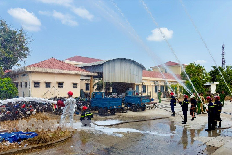 Tin hoạt động các huyện, thành phố ngày 6-4-2024 Lực lượng tham gia thực tập phương án chữa cháy. Ảnh: Minh Tân.