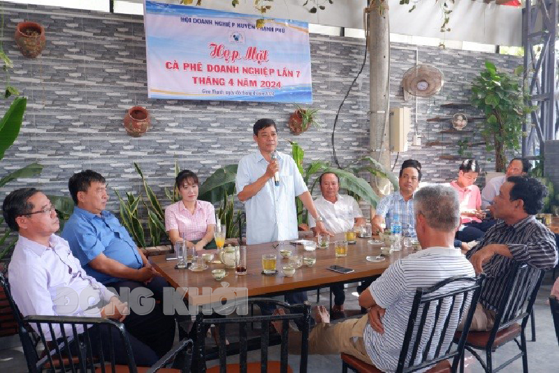 Tin hoạt động các huyện, thành phố ngày 6-4-2024 Phó chủ tịch UBND huyện Mai Văn Hùng trao đổi với doanh nghiệp, cơ sở sản xuất kinh doanh. Ảnh: Minh Mừng.