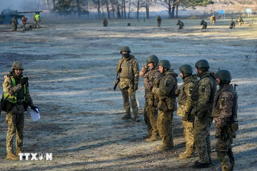 Binh sỹ Ukraine tham gia buổi huấn luyện ở ngoại ô Kiev ngày 21-11-2023. (Ảnh: AFP/TTXVN)