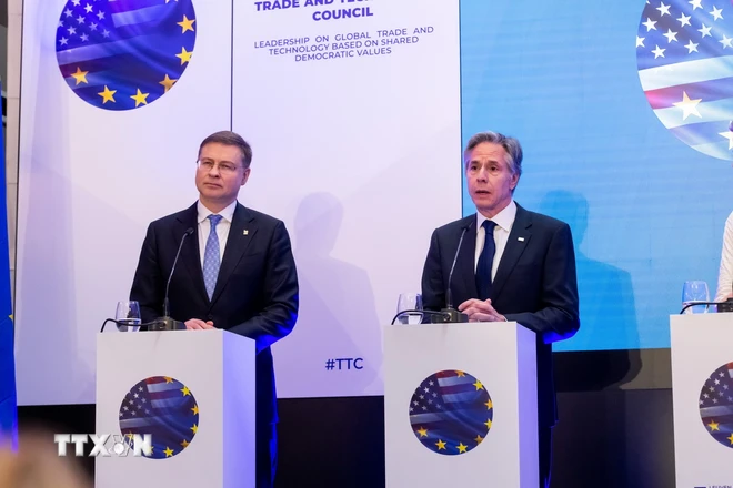 Phó Chủ tịch điều hành Ủy ban châu Âu Valdis Dombrovskis (trái) và Ngoại trưởng Mỹ Antony Blinken, tại cuộc họp báo sau khi kết thúc hội nghị. (Ảnh: TTXVN phát)