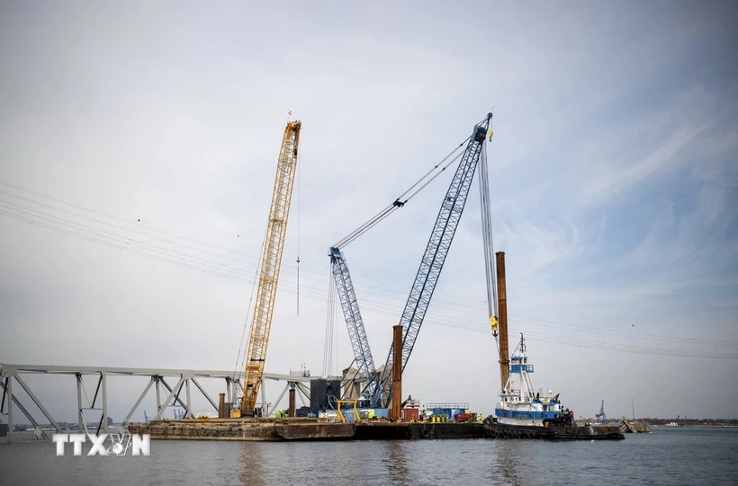 Tổng thống Mỹ cam kết huy động mọi nguồn lực xây dựng lại cây cầu bị sập Công tác dọn dẹp tại khu vực cầu Francis Scott Key bị đâm sập ở thành phố Baltimore, bang Maryland, Mỹ, ngày 31-3. (Ảnh: AFP/TTXVN)