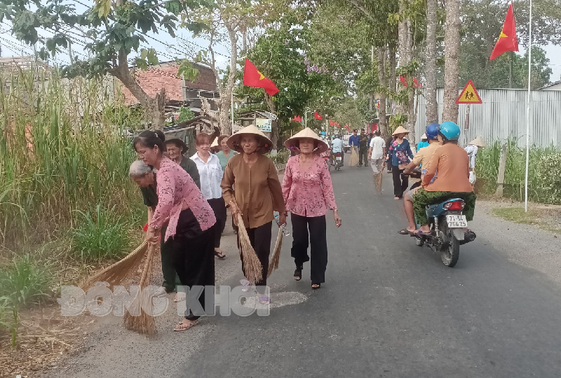 Ra quân tổng vệ sinh cảnh quan môi trường trên tuyến đường vào trung tâm xã Cẩm Sơn.