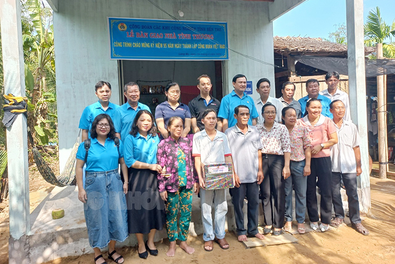 Bàn giao nhà tình thương cho công nhân lao động