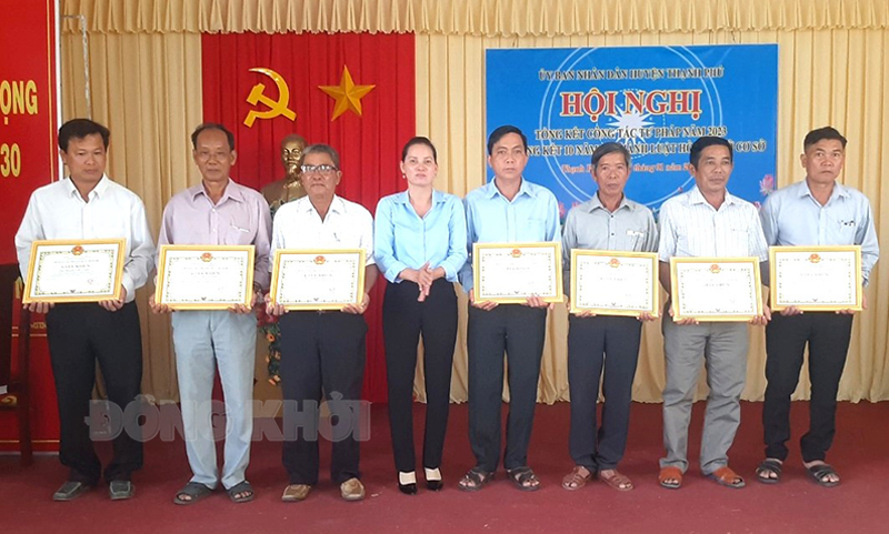 Thạnh Phú tăng cường công tác tuyên truyền, phổ biến pháp luật về cơ sở Nhiều tập thể, cá nhân được khen thưởng về thành tích tuyên truyền pháp luật tại hội nghị triển khai công tác tư pháp huyện Thạnh Phú năm 2024. Ảnh: Đ. Chính