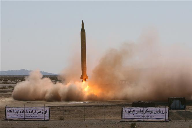  Một vụ phóng thử tên lửa đạn đạo Shahab-3 tại địa điểm bí mật ở Iran. Ảnh: AFP/TTXVN