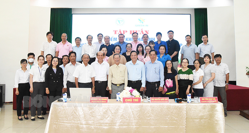 Các đại biểu tham dự tập huấn chụp hình lưu niệm.