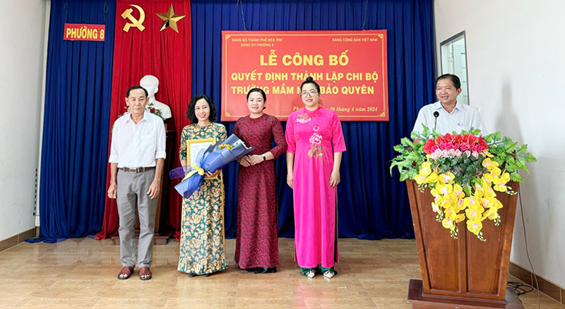 Trao quyết định thành lập Chi bộ Trường Mầm non Bảo Quyên trực thuộc Đảng bộ Phường 8.