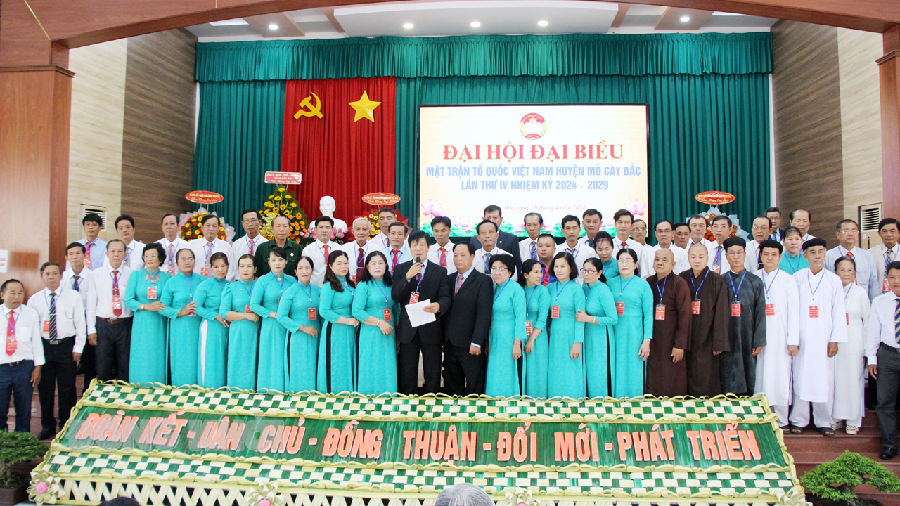 Ủy ban MTTQ Việt Nam huyện Mỏ Cày Bắc, nhiệm kỳ 2024 - 2029 ra mắt đại hội.