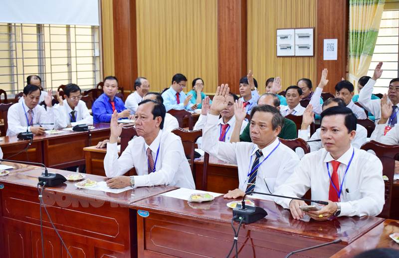 Đại biểu biểu quyết hiệp thương cử các chức danh, chủ tịch, phó chủ tịch Ủy ban MTTQ Việt Nam huyện Mỏ Cày Bắc, nhiệm kỳ 2024 - 2029.