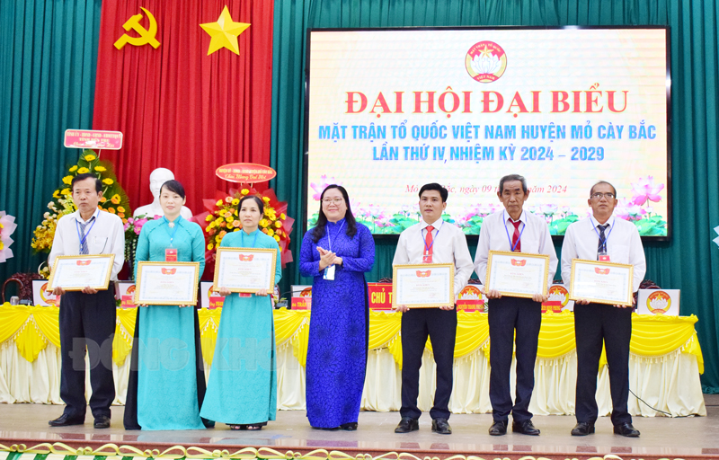 Chủ tịch Ủy ban MTTQ Việt Nam tỉnh Nguyễn Thị Hồng Nhung trao kinh phí xây dựng 5 căn nhà Đại đoàn kết cho hộ nghèo, cận nghèo huyện Mỏ Cày Bắc.