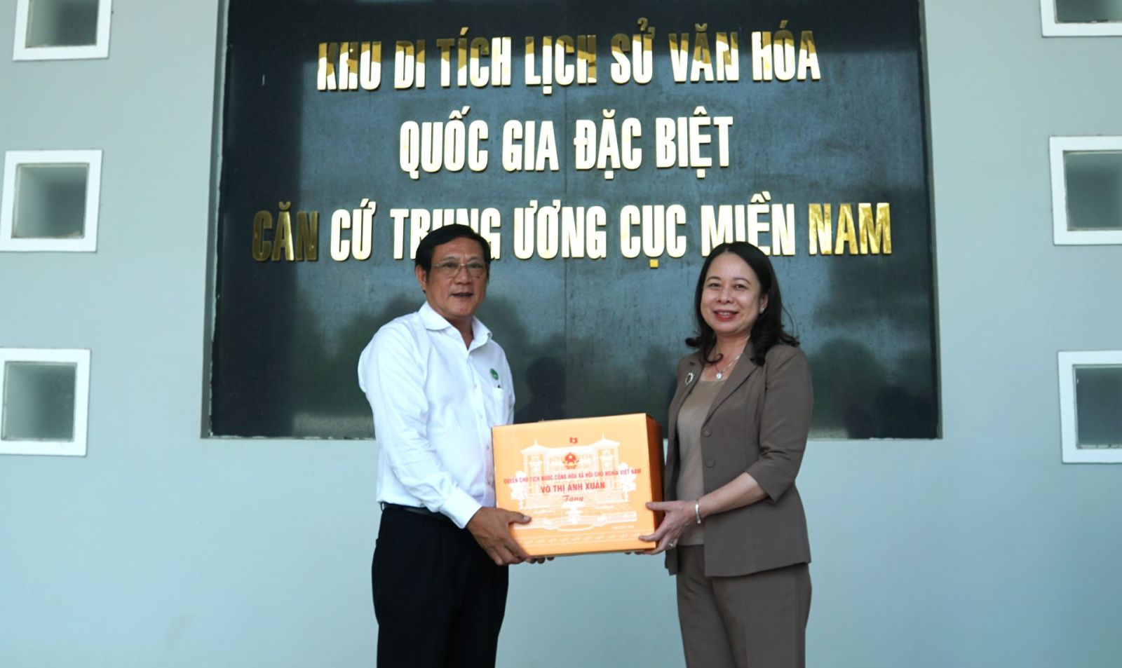Quyền Chủ tịch nước Võ Thị Ánh Xuân tặng quà cho Ban Quản lý Khu di tích lịch sử quốc gia đặc biệt Trung ương Cục miền Nam.