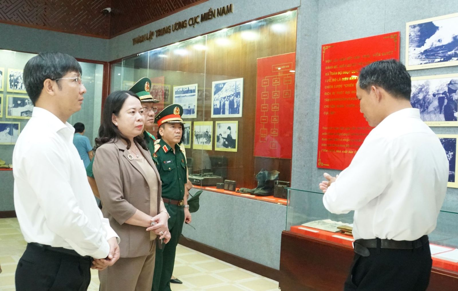 Quyền Chủ tịch nước Võ Thị Ánh Xuân tặng quà cho Ban Quản lý Khu di tích lịch sử quốc gia đặc biệt Trung ương Cục miền Nam.