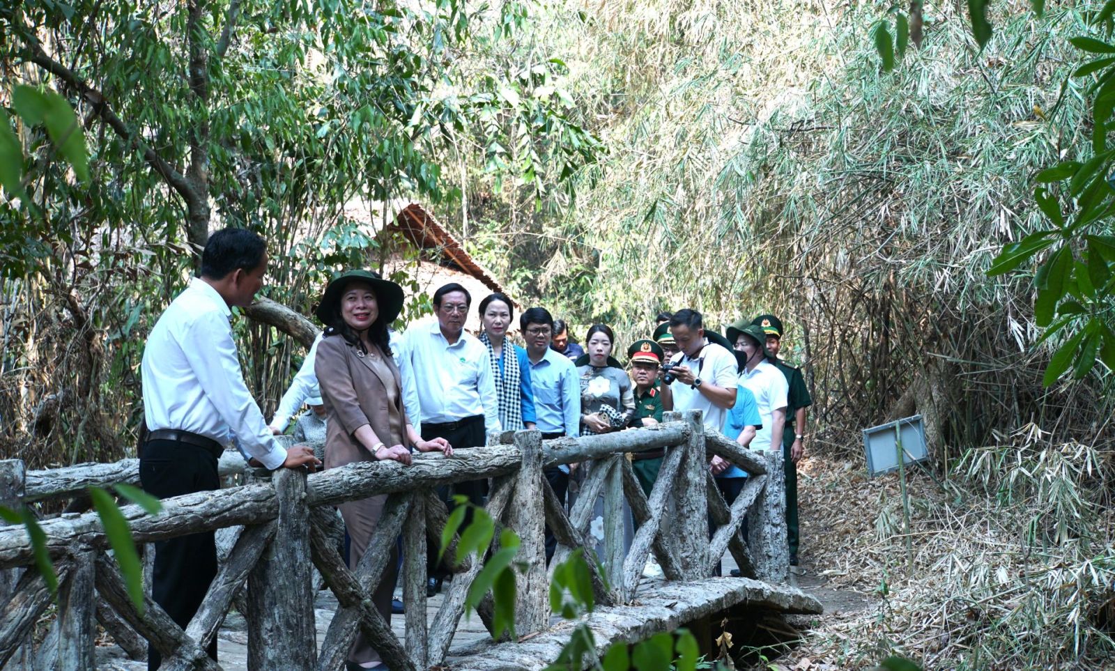 Quyền Chủ tịch nước Võ Thị Ánh Xuân và đoàn công tác tham quan Khu di tích lịch sử quốc gia đặc biệt Trung ương Cục miền Nam.