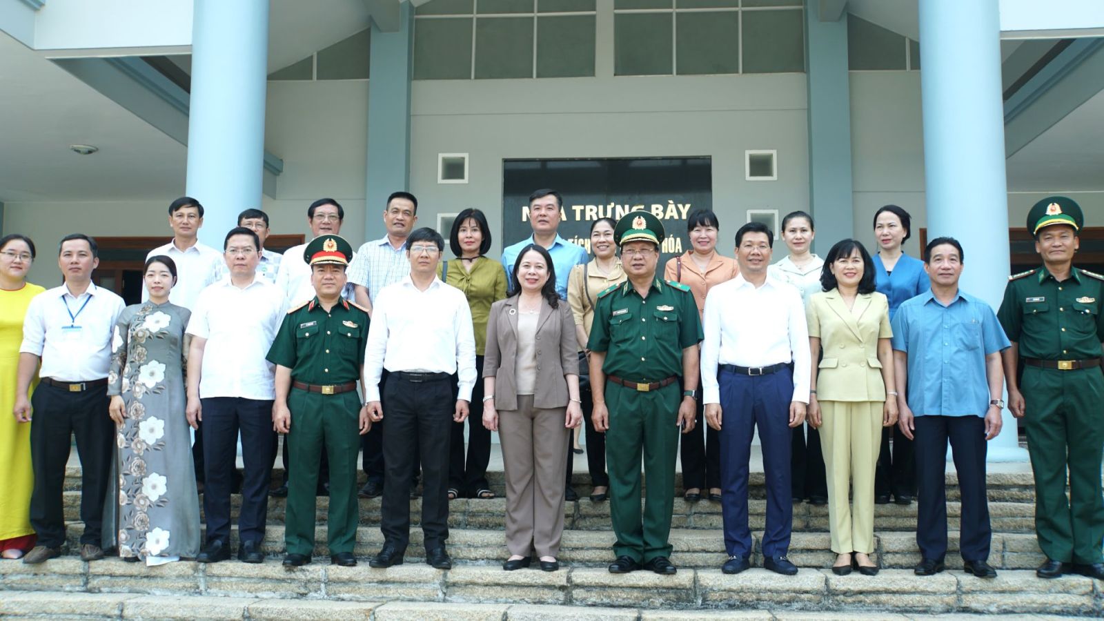 Quyền Chủ tịch nước Võ Thị Ánh Xuân chụp hình lưu niệm cùng lãnh đạo BĐBP và tỉnh Tây Ninh