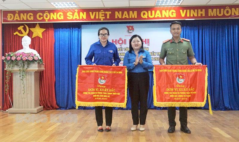 Trao Cờ thi đua xuất sắc của Trung ương Đoàn cho đơn vị Xã Đoàn Thành Thới A và Đoàn Công an huyện Bình Đại.