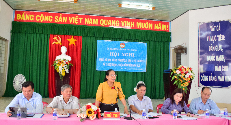 Sơ kết mô hình hỗ trợ công tác an sinh xã hội toàn diện tại xã Tân Lợi Thạnh Phó chủ tịch Đặng Thị Phượng phát biểu chỉ đạo tại hội nghị.