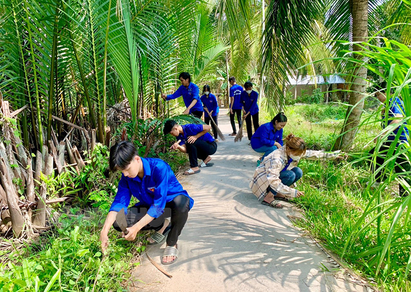 Dấu ấn nổi bật Tháng Thanh niên năm 2024 Đoàn Thanh niên xã Tân Hội, huyện Mỏ Cày Nam vệ sinh cảnh quan môi trường. Ảnh: Tỉnh Đoàn