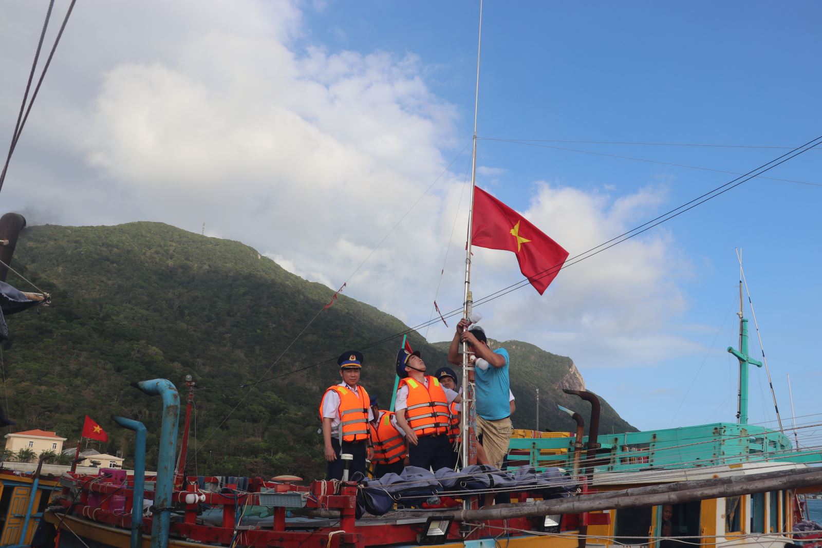 Lực lượng Cảnh sát biển tặng cờ Tổ quốc cho các tàu cá ngư dân. Ảnh: Viết Tôn