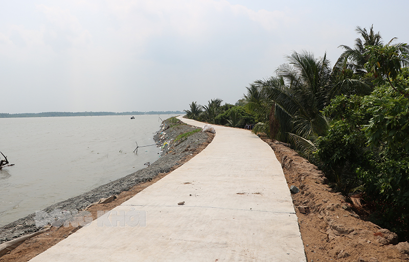 Nâng cấp gia cố chống sạt lở đê bao cồn Tam Hiệp, huyện Bình Đại.