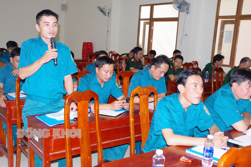 Bộ Chỉ huy Quân sự tỉnh tổ chức đối thoại dân chủ với Ban Chỉ huy Quân sự huyện Mỏ Cày Bắc Đại diện cán bộ, chiến sĩ Ban Chỉ huy Quân sự có ý kiến tại buổi đối thoại với Bộ Chỉ huy Quân sự tỉnh.