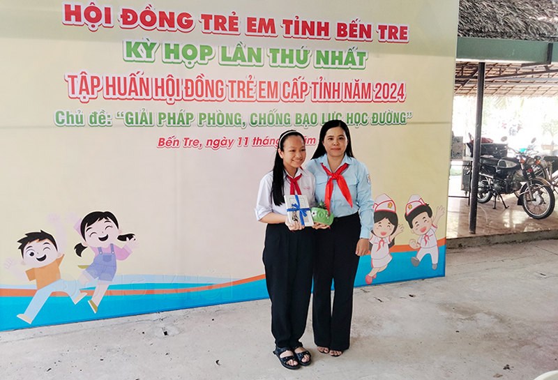 Phó bí thư Tỉnh đoàn - Chủ tịch Hội đồng Đội tỉnh Võ Thị Phương Diệu chúc mừng Phó chủ tịch Hội đồng trẻ em tỉnh Nguyễn Thị Nhật Minh.