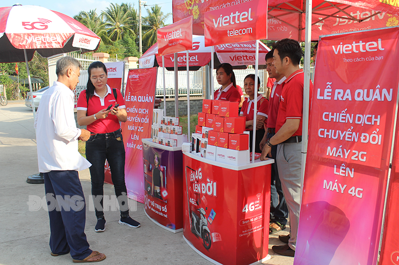 Viettel ra quân chiến dịch chuyển đổi máy 2G lên máy 4G tại huyện Mỏ Cày Nam Nhân viên Viettel Mỏ Cày Nam tư vấn người dân về vấn đề chuyển đổi số, điện thoại 2G lên đời 4G.