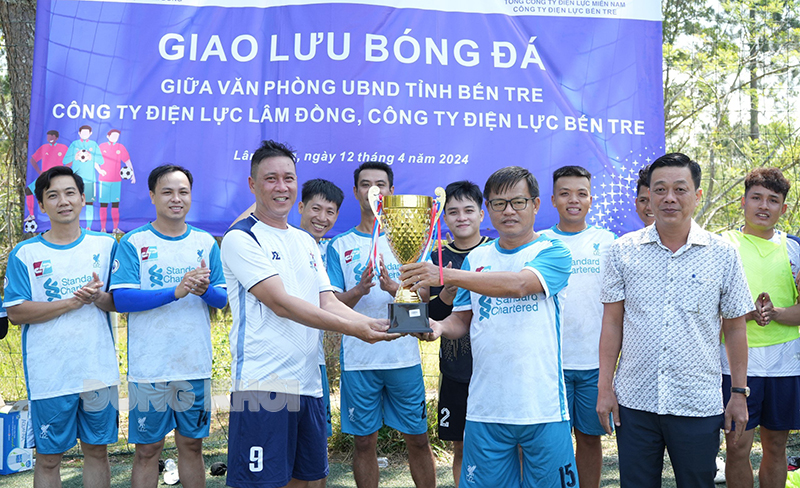 Trao cúp cho đội bóng Văn phòng UBND tỉnh Bến Tre tại buổi giao lưu bóng đá.